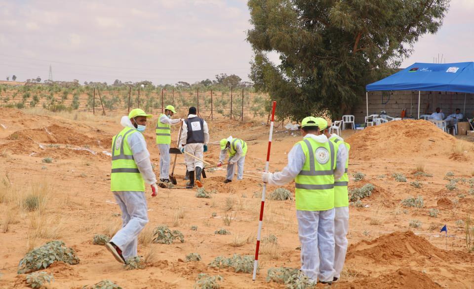<p><strong>Toplu mezarlar için uluslararası soruşturma bekleniyor</strong><br />
<br />
BM'nin açıkladığı rakamlara göre, Libya ordusunun 5 Haziran'da Hafter milislerinden kurtardığı Terhune ve çevresinde, 11 Haziran'da 8, 12 Haziran'da ise 3 toplu mezar tespit edildi.</p>