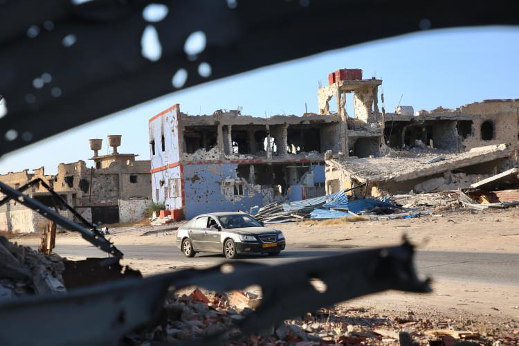 <p>Bombardıman altında savaşın ilk günlerinde evlerinden kaçan ve şimdi de yuvalarına dönmeye başlayan siviller, Hafter milislerinin "evleri soyup soğana çevirdiğinden" yakınıyor. </p>

<p> </p>
