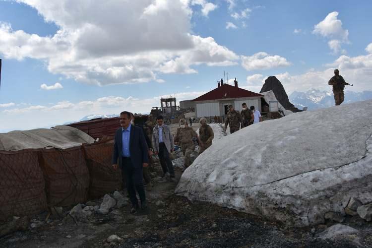 <p>Yüksekova ilçesinde Irak ve İran sınırındaki üs bölgelerinde teröre aman vermeyen, gerçekleştirdikleri başarılı operasyonlarla terör örgütü PKK'ya ağır kayıplar verdiren asker, özel harekat polisi ve güvenlik korucuları, terörle mücadeleyi kararlılıkla sürdürüyor. </p>

<p> </p>
