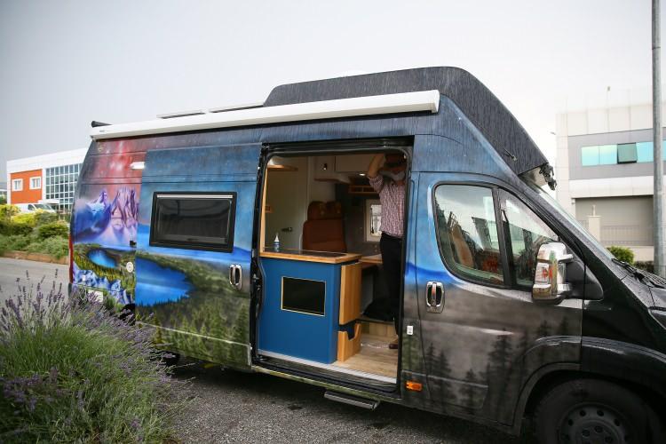 <p>Karavan kullanıcısı Yüksel Sipahi ise yeni tip koronavirüs nedeniyle karavanların daha da kıymetli hale geldiğini ifade ederek, imkanı olan herkese karavan önerdiğini söyledi.</p>
<p></p>
