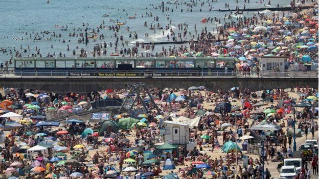 <p>Koronavirüs salgınından en çok etkilenen ülkelerden biri olan İngiltere'de sıcak hava dalgasının etkisiyle, binlerce kişi plajları doldurdu.</p>
