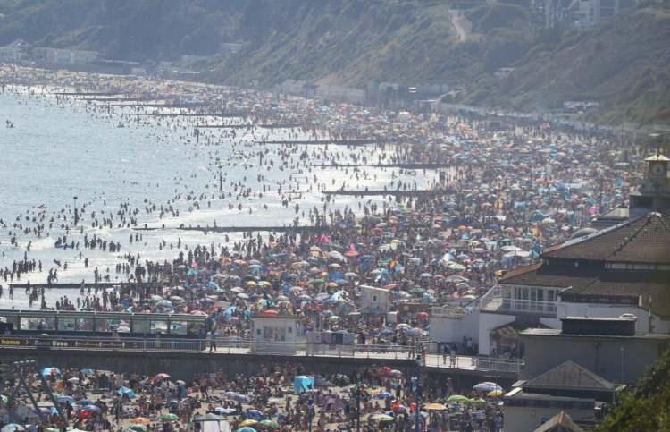 <p>İngiltere'de yılın şimdiye kadarki en sıcak günü olarak ölçülen Çarşamba günü binlerce kişi ülkedeki plajlara akın etti. Covid-19 kaynaklı can kaybının 42 bini aştığı ülkede plajlarda yaşanan yoğunluk ve sosyal mesafenin hiçe sayılması büyük tepki çekti. </p>
