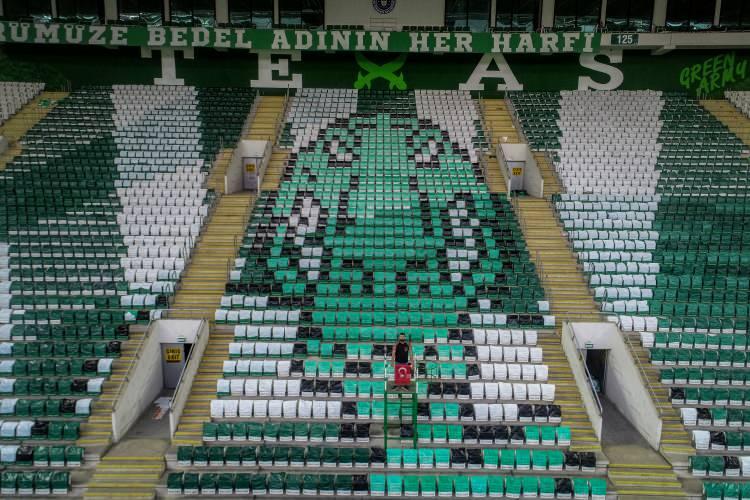 <p><strong>Aydın, yapılan çalışmanın Bursaspor ruhuna yakıştığını vurgulayarak, şöyle konuştu:</strong></p>

<p>"Bu koreografi dünya tarihinde belki yoktur. Bu çalışmayı takımımızın arkasında en iyi şekilde durduğumuzu göstermek için yaptık. Tek temennimiz ait olmadığımız ligde bunun bir hatıra olarak kalması. Arkadaşlarımız karınca gibi çalışarak bu organizasyonu gerçekleştirdi. Günlerdir bu hazırlık içerisindeyiz. Çalışmanın hava koşullarından dolayı zarar görmemesi için maç sabahına bıraktık. Gece boyunca sabaha kadar çalıştık. Türkiye tribünlerinden ziyade dünya tribünlerinde yapılmamış bir çalışma. Çöp poşetleriyle gerçekleştirdik. Bize özel bir tribün var. Bu tribüne layık olmak için çabalıyoruz. Takımımız her zaman onların arkasında olduğumuzu bilsin. Ait olmadığımız ligden bir an önce kurtulmak istiyoruz." </p>
