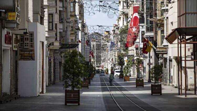 <p>Ölçme, Seçme ve Yerleştirme Merkezi (ÖSYM) Başkanı Prof. Dr. Halis Aygün, 27-28 Haziran'da yapılacak YKS öncesi ÖSYM'nin hazırlıklarına ilişkin açıklama yaptı. Bu yılki sınava 2 milyon 437 bin 119 adayın başvuru yaptığını bildiren Aygün, Yükseköğretim Kurulunca alınan karar gereği, Temel Yeterlilik Testi (TYT) için geçen yıl verilen 135 dakikalık sürenin, yalnızca bu yıl için 30 dakika daha ilave edilerek 165 dakikaya çıkarıldığını, ayrıca merkezi yerleştirme yapılan lisans programlarını tercih edebilmek için ilgili puan türünde uygulanan 180 baraj puanının da bu yıl ile sınırlı kalmak şartıyla 170'e çekildiğini hatırlattı. 2020-YKS'de adayların yüz yüze eğitim gördükleri konulardan sorumlu olacaklarının altını çizen Aygün, 12. sınıfın ikinci dönem konularından soru sorulmayacağını ifade ederek tüm adaylara başarılar diledi.</p>

<p> </p>
