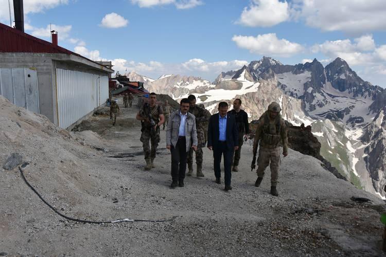 <p>İran sınırındaki güvenlik duvarı ile güvenlik yolu çalışmalarının devam ettiğini anlatan Akbıyık, şunları kaydetti:</p>

<p> </p>
