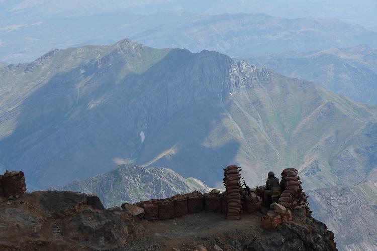 <p>Reşko Geçidi'nin Türkiye'nin 2. yüksek zirvesi olduğunu ve bölgeyi turizme kazandıracaklarını dile getiren Akbıyık, Hakkari'nin dağ ve doğa turizmi alanındaki potansiyelini değerlendirmeye yönelik projeler hazırladıklarını vurguladı.</p>

<p> </p>
