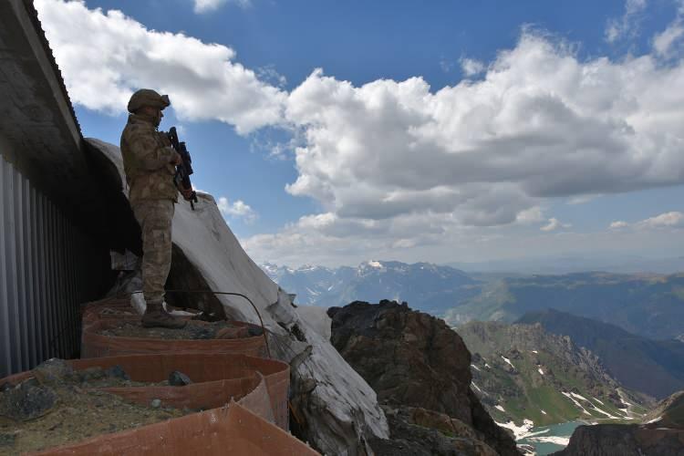 <p><em>Hakkari'de insanların, müreffeh ve mutlu olduğu bir ortamın rahatlığını yaşadığını ifade eden Akbıyık, şöyle devam etti:</em></p>

<p>"İnsanlarımız buralara rahatlıkla gelip gezebiliyorlar. Dağcılarımız programlar yapabiliyor. Bu da kahraman askerimizin, jandarmamızın, polisimizin ve güvenlik korucularımızın sayesinde oluyor. Vatan emin ellerde. Burası Irak sınırı. Terör örgütü eskiden burada gruplar halinde bulunuyormuş ama şu anda bir tane dahi yok. İnşallah Sayın Cumhurbaşkanımızın liderliğinde, Sayın Bakanımızın teşvikleriyle son terörist kalmayıncaya kadar mücadeleye devam edeceğiz." </p>
