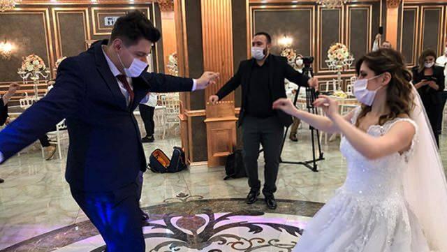 <div>9. Düğün esnasında veya akabinde yemek ikramı olması durumunda 30 Mayıs tarihinde valiliklere gönderilen genelge hükümlerine ve Sağlık Bakanlığı tarafından hazırlanan “COVID-19 kapsamında Restoran, Lokanta, Kafe, Pastane, Börekçi, Tatlıcı ve İçerisinde Yeme-İçme Hizmeti Sunan İşletmelerde Alınması Gereken Önlemler”e uyulacak.</div>
<div> </div>