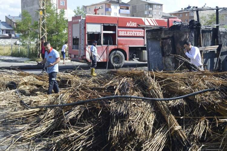 <p>Ağrı Cumhuriyet Mahallesi'nde bulunan ve kömürcülerin yoğunlukta olduğu alanda bir esnafa ait kamışlıkta çıkan yangın, paniğe neden oldu.</p>