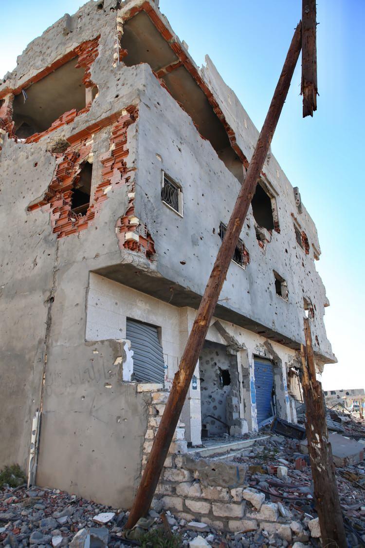 <p>Libya Mayın ve Savaş Kalıntılarını Araştırma Merkezinin verilerine göre, şimdiye kadar Hafter milislerinin tuzakladığı mayın ve EYP'ler nedeniyle meydana gelen 57 patlamada, aralarında kadın ve çocukların da olduğu en az 39 kişi hayatını kaybetti, 100'den fazla kişi yaralandı.</p>
<p> </p>