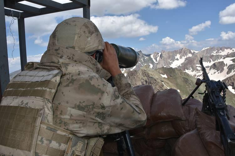 <p>Sınır bölgelerinde kritik noktalardaki yüksek rakımlı tepelere yapılan üs bölgeleri sayesinde daha önce PKK'lı teröristlerin geçiş güzergahı olarak kullandığı alanları kontrol altında tutarak en ufak hareketliliği takip eden güvenlik güçleri, uyuşturucu ve kaçak malzemelerin geçirilmesine de izin vermiyor. </p>

<p> </p>
