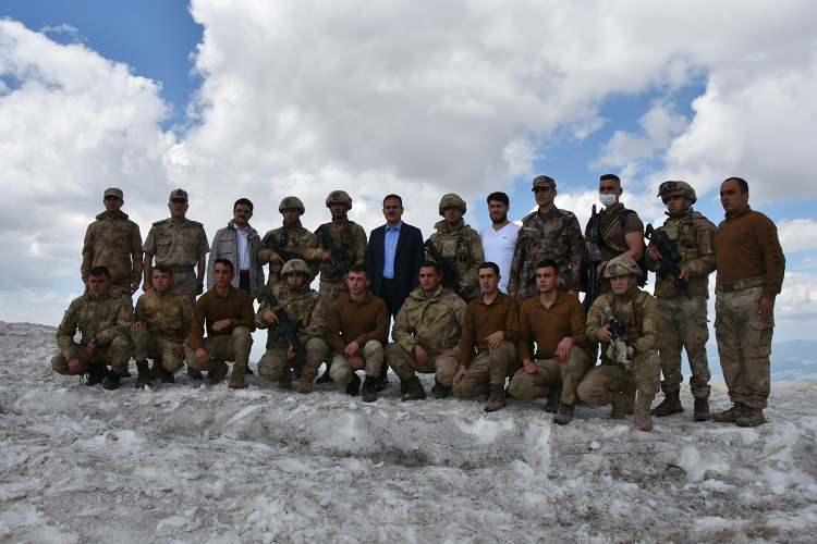 <p>Hakkari Valisi ve Belediye Başkan Vekili İdris Akbıyık, Yüksekova Kaymakamı ve Belediye Başkan Vekili Osman Doğramacı, İl Jandarma Komutanı Tuğgeneral Nuri Öztürk ve İl Emniyet Müdürü Atanur Aydın, 3 bin 450 rakımlı İkiyaka Dağları'ndaki Düz Tepe Üs bölgesinde kahramanca görev yapan güvenlik güçlerini ziyaret etti. </p>

<p> </p>
