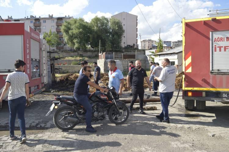 <p>Öte yandan, çıkan yangında 650 bağ kamışının yandığını söyleyen esnaf Nadir Baran, yaklaşık 5 bin lira maddi zarara uğradığını belirtti.<br />
</p>