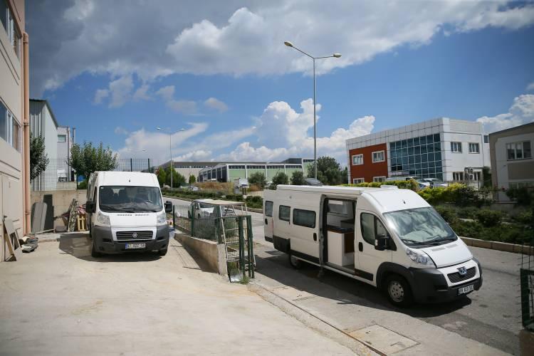 <p>"Aşırı talep nedeniyle teslimat süreleri 4-5 aya kadar uzadı. Sırası gelip üretime aldığımız aracımızı, çok özel bir istek yoksa eğer 40-45 günde teslim edebiliyoruz. Taleplere yetişmekte zorlanıyoruz. Çünkü yeni bir sektör. Yetişmiş personel yok. Personeli kendimiz yetiştiriyoruz. Bu da biraz zamanımızı alıyor. Aynı zamanda malum sebeplerden dolayı 2 ay malzemelerin geç gelmesi de bizi zorladı."</p>
<p> </p>