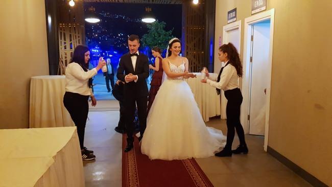 <p>14. Toplu fotoğraf çekimleri yapılmayacak. Fotoğraf çekimi ve pasta kesimi esnasında gelin ve damat hariç mesafe kurallarına uyulacak. Ancak maske kullanmak ve mesafe kuralına uymak kaydıyla misafirler gelin ve damatla bireysel fotoğraf çekimi yapabilecek.</p>
<p> </p>