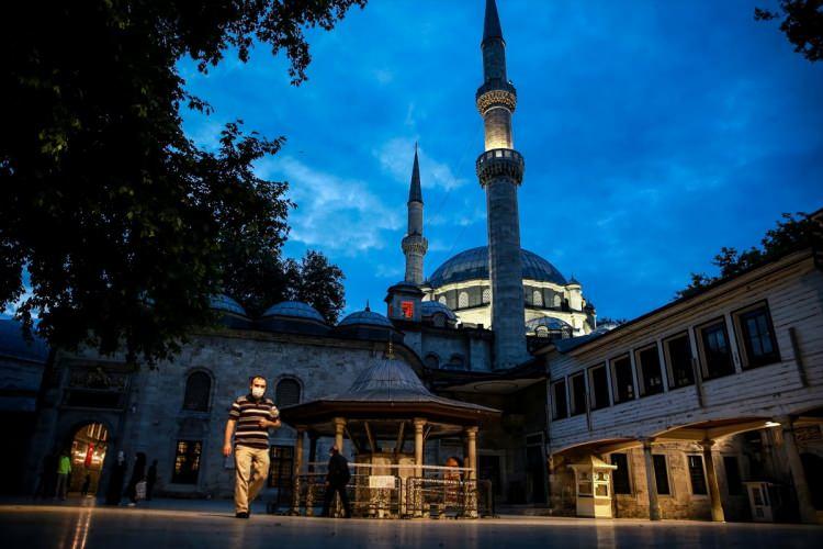 <p>Diyanet İşleri Başkanlığınca, koronavirüs önlemleri kapsamında 16 Mart'ta camilerde toplu ibadet ve faaliyetlere ara verilmesiyle tarihi bir sessizlik yaşayan İstanbul'un camileri 29 Mayıs'ta cuma namazıyla cemaatine kavuşmuş, öğle ve ikindi vakitleri ile cuma namazları bu tarihten itibaren cemaatle kılınmıştı.</p>
<p> </p>