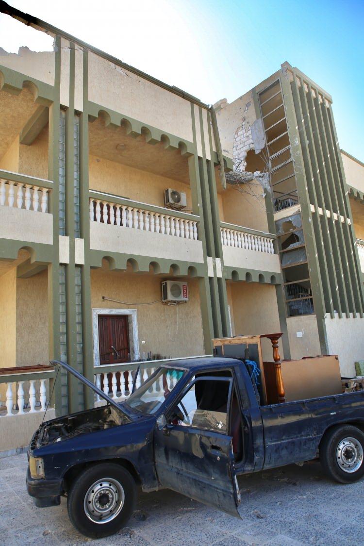 <p>Libya'nın doğusundaki gayrimeşru silahlı güçlerin lideri Halife Hafter, başkent Trablus'u ele geçirmek için milislerine 4 Nisan 2019'da saldırı emri vermesiyle ülkesini şiddet sarmalına sürükledi. </p>

<p> </p>
