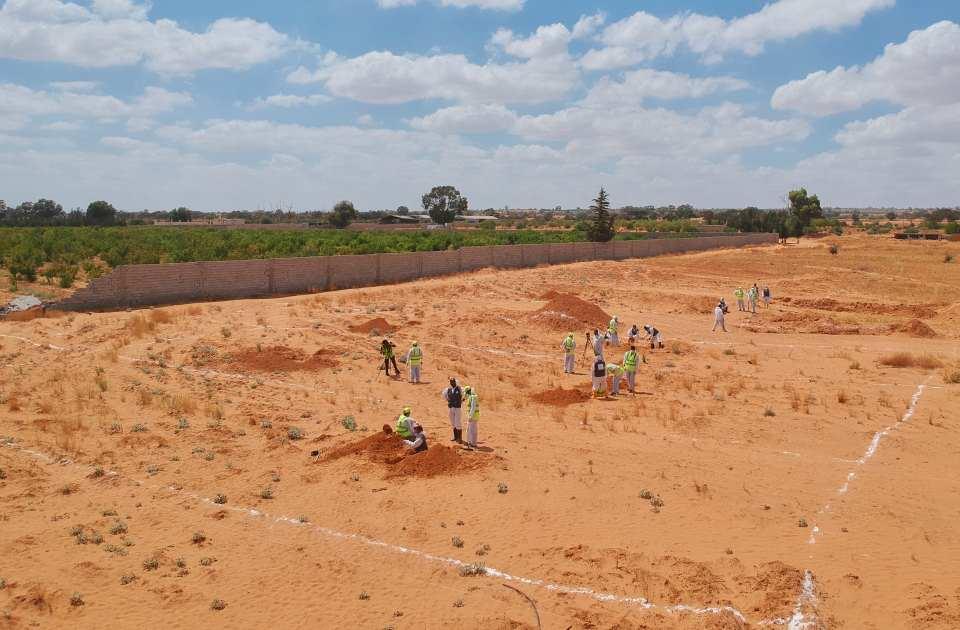 <p>Trablus Başsavcılığı yetkilisi Nuri el-Gâli de çıkarılan cesetlerin ilk belirlemelere göre son 12 ayda gömüldüğünü tahmin ettiklerini kaydederek, bu cesetlerin yaş, cinsiyet, ölüm şekli ve zamanının belirlenmesi için adli tıp çalışmasının sürdüğünü aktardı.</p>
<p> </p>