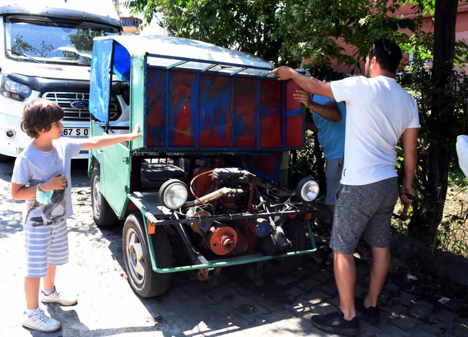 <p>Serbest meslek sahibi Mehmet Tavlı, k&ouml;y&uuml;nde kullanmak i&ccedil;in, topladığı hurda malzemeler ile evinde kullanmadığı &ccedil;eşitli ara&ccedil; ve gere&ccedil;lerden ara&ccedil; tasarlamaya karar verdi.</p>

<p>&nbsp;</p>
