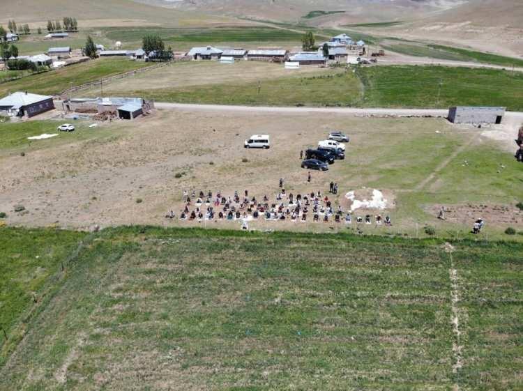 <p>Depremde en çok hasar gören Gürpınar ilçesine bağlı Elaçmaz Mahallesi’nde bir araya gelen vatandaşlar, sosyal mesafe kuralına uyarak ilk Cuma namazını kıldı.</p>