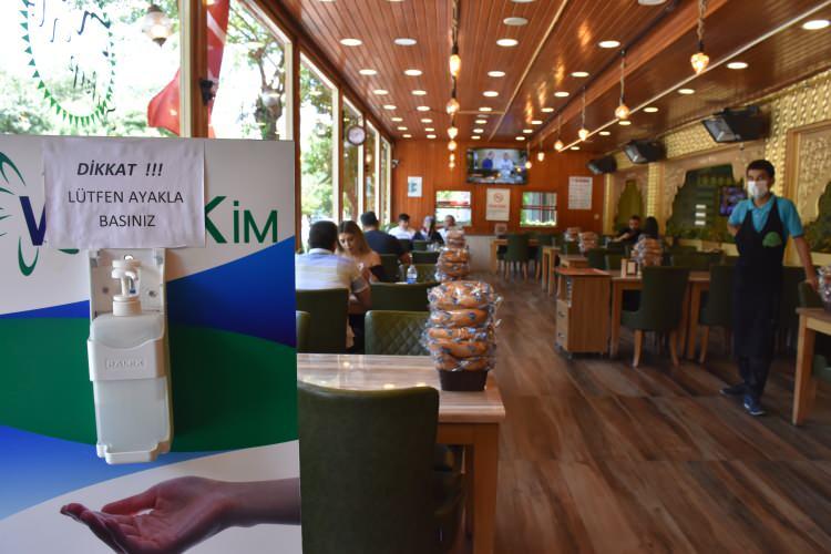 <p>D&uuml;nyaca &uuml;nl&uuml; mutfağıyla UNESCO tarafından gastronomi dalında "Yaratıcı Şehirler Ağı"na dahil edilen ilk T&uuml;rk mutfağına sahip olan Gaziantep'te, Kovid-19 tedbirleri kapsamında kebap&ccedil;ı ve beyrancılar eski g&uuml;nlerdeki m&uuml;şteri sayısına ulaşmaya başladı.</p>

<p>&nbsp;</p>
