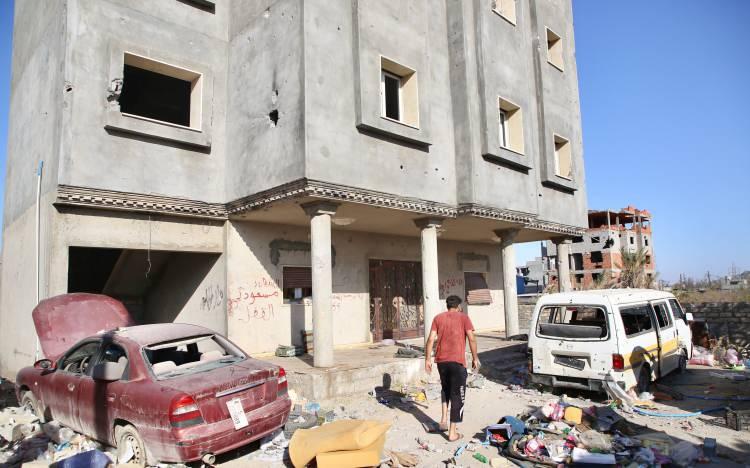 <p>"İnsanların emekleri yıkıldı. İnsanları helak ettiler. Bundan daha fazlası yapılamaz. Bu insanlar nasıl dükkanlarına evlerine dönsün? Bizler burada mutluyduk sen (Hafter) niye buraya geliyorsun? Sen, hangi ordudan, polisten bahsediyorsun? Bingazi'de Zeyt Caddesi'nde insanlar öldürülüyor. Bingazi'deki insanlar konuşamıyor. Korkuyorlar. Çıkıp konuştuğunda, ikinci gün infaz ediliyor."</p>

<p> </p>
