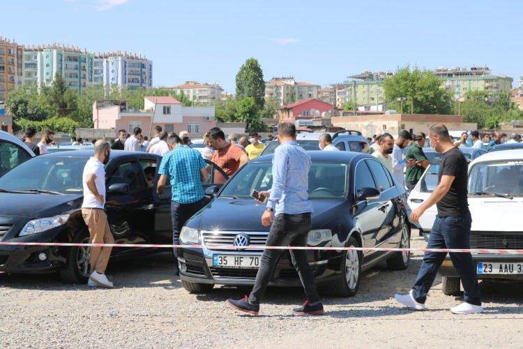 <p><strong>Vatandaş çıkmaza girince, aracının ihaleden satılmaması ya da kazanç elde etmek için içindeki tüm değerli parçaları satıyor. Kendi aracını polise ihbar ediyor ve araç buraya geliyor. İçi boş araca kıymet takdiri yapılıyor ve 30 bin TL deniyor. Banka 'Benim alacağım 100 bin TL, 30 bin TL'yi razı olmam' diyor ve yıllarca çürümeye bekliyor."</strong><br />
<br />
Araçların tamamına yakınının ithal yollarla Türkiye'ye getirildiğini anlatan Mustafa Hakan Topcu, İcra İflas Kanunu'nda düzenlemeye gidilmezse ciddi bir döviz kaybı yaşandığını da sözlerine ekledi.</p>
