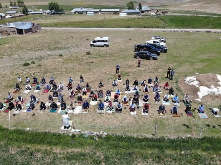 <p>Depremin ardından yeni güne uyanan depremzedeler günlük çalışmalarını sürdürürken, Cuma namazı için köyde açık alanda bir araya geldi. </p>
