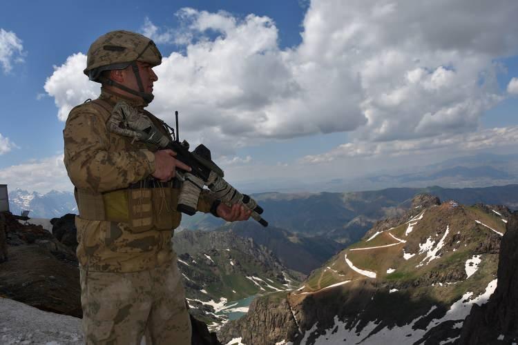 <p><strong>Türkiye'nin en yüksek rakımlı üs bölgesinde terörle mücadele ediyorlar</strong></p>
<p>Üs bölgesinde görevli asker ve güvenlik korucularıyla sohbet edip komutanlardan bölge ve çalışmalar hakkında bilgi alan Akbıyık, yapımı süren bina ve kulelerde incelemede bulundu.</p>