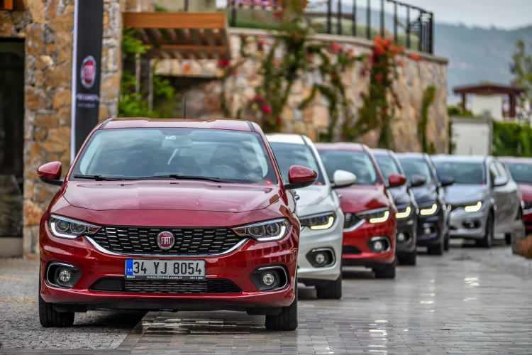 <p><span style="color:#FF8C00"><strong>Altan Aytaç/Fiat<br />
“60-65 binlik pazar bekliyoruz”</strong></span></p>

<p>Haziran ayı için en yüksek pazar tahmini Fiat’tan geldi. Fiat Marka Direktörü Altan Aytaç, haziran ayında toplam pazarın 60 bin ila 65 bin aralığında gerçekleşmesini beklediklerini ifade etti. Altan Aytaç, yılsonu beklentilerinin ise 600 bin adet olduğunu açıkladı.</p>
