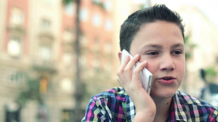 <p>Kişisel olarak, cep telefonlarının 30-40 yıl sonraki etkilerini şu anda bilmiyoruz. Özellikle kafa kemikleri ince olan gelişme çağındaki çocuklarda, uzun yıllar sonra cep telefonu kullanımının nelere yol açacağını bilmek mümkün değil.</p>

<p> </p>
