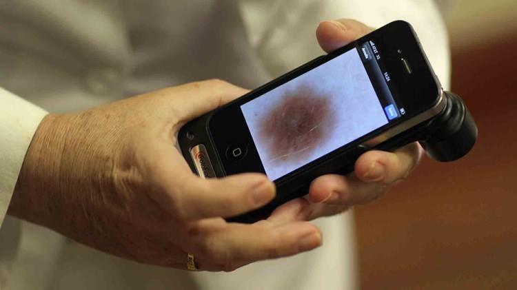 <p>Peki gerçekten de akıllı telefonlar kanser yapar mı? Son dönemde kanser vakalarının artmasında akıllı telefonların payı var mı? Bu soruların yanıtı alanında uzman kişilerden geldi.</p>

<p> </p>

