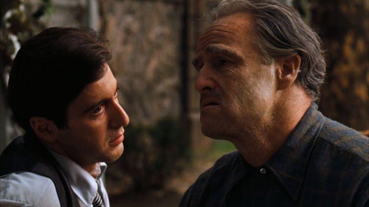 <p><span style="color:#800080"><strong>Baba filminde, İtalyan bir mafya ailesi olan Corleone'ler'in New York yürüttükleri yasa dışı işlerin hikayesi anlatılır. </strong></span></p>

<p><span style="color:#800080"><strong>Filmde baba rolünü Marlon Brando canlandırıyor. Diğer oyuncular arasında Al Pacino yer alıyor.</strong></span></p>

