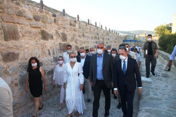 <p>“Mesela bu Alman Kulesi’nin oradaki mazgallar açıldı, restorasyon başladıktan sonra keşfedildi. Restorasyon içine dahil olan ve ama yine de sezonda bu sene geciktiği için Bodrum'un sezonuna bu projeyi yetiştirmiş olduk.”</p>