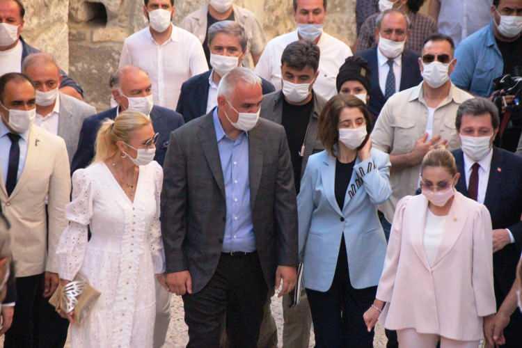 <p>Kalede 1 Temmuz itibarıyla kültürel etkinliklerin başlayacağını ve aynı tarihte bakanlığın Bodrum’daki halk plajının açılacağı müjdesini veren Bakan Ersoy, “Bodrum sadece arkeolojik değerleriyle değil kültürel faaliyetleriyle de Türkiye'nin önemli bir noktası.</p>