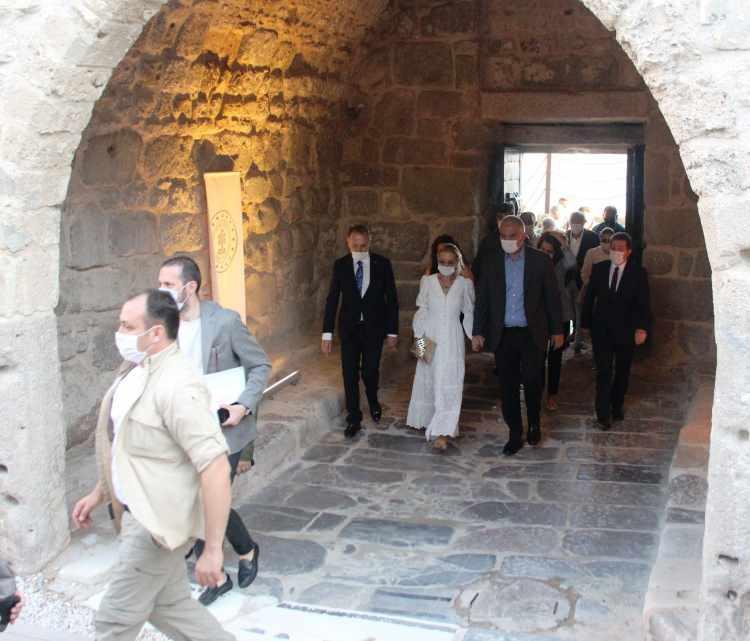 <p>Restorasyon programı başladıktan sonra bazı sürpriz alanların da keşfedildiğini dile getiren Ersoy, şöyle devam etti:</p>