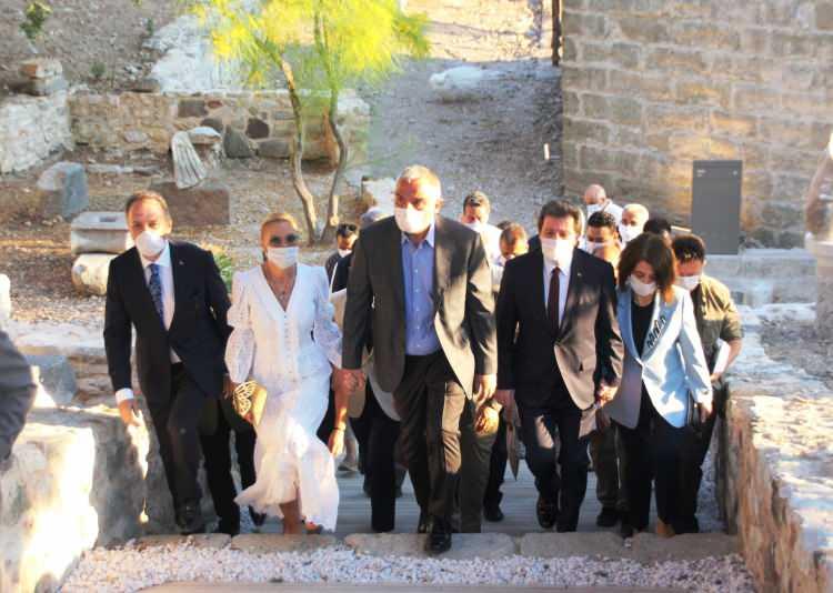 <p>Turizm deyince kültür ve sanatla taçlandırdığınız zaman çok daha değerli, çok daha rakipsiz, çok daha güzel oluyor. Geçen sene biliyorsunuz bu bağlamda sahneyi de tekrar yetiştirmiştik, hizmete almıştık, bin 300 kişilik sahnemiz. Bu sene de 1 Temmuz itibarıyla kültürel faaliyetlere izin verildi. 1 Temmuz itibarıyla sanat sahnemiz hizmete giriyor.</p>