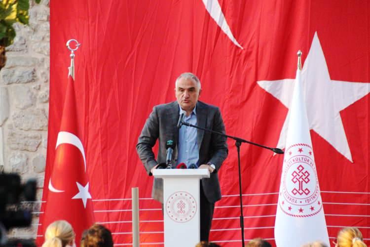 <p>Buna rağmen çok kısa bir gecikmeyle yani 40 gün kadar bir gecikmeyle bugün ikinci etabını sonlandırıp açtık. Bu ikinci etapla birlikte biliyorsunuz kalenin kuleleri var, İtalyan, Alman, Fransız ve İspanyol kulelerini ve Karia Güzeli Sergi Salonu'nu ve Serçe Limanı batığının olduğu binayı hizmete açmış oluyoruz.</p>