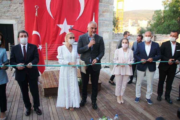 <p>Bu ikinci etapla birlikte yaklaşık bin 100 metrekare kapalı sergi alanını hizmete açmış oluyoruz. Çok az bir işimiz kaldı, yıl sonuna kadar onlar da tamamlanıyor. İngiliz Kulesi ve Uluburun batığı bunlara sergi salonu ile birlikte, bunları da hizmete aldığımız zaman bin 375 metrekarelik kapalı sergi alanıyla birlikte kale hizmete girmiş oluyor” dedi.</p>