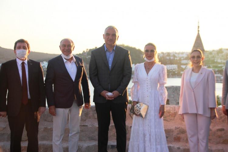 <p>Özellikle biliyorsunuz geçen sene yine hizmete aldığımız Bodrumlular için bazen sık sık gündem oluyor. Burada bazı fiyatlamalar, ücretsiz halk plajımız var. Onu da 1 Temmuz itibarıyla hizmete alıyoruz bu sezon için tekrar. Ve halk plajlarını da Türkiye'nin birçok yerine yayıyoruz ve yine Temmuz sonuna kadar Antalya, Belek bölgelerinde iki tane daha halk plajını devreye alacağız ve Ege'nin çeşitli bölgelerinde ilçelerin her birinde halktan çok talep gören Kültür ve turizm Bakanlığı tarafından işletilen ücretsiz halk plajlarını yaymaya devam edeceğiz” diye konuştu.</p>