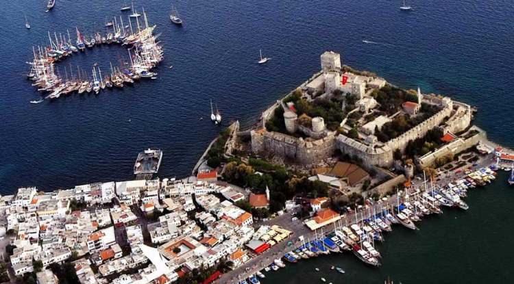 <p>Çünkü Bodrum'un merkezinin esnafıyla birlikte canlanması çok çok önemli. Turizmde ve kültürde yaptığımız faaliyetlerle esnafı da işin içine dahil ettiğiniz zaman herkesin mutlu olduğunu bir sonuç elde etmiş oluyorsunuz.”</p>
