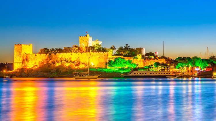 <p>Belediye Başkanı Aras, kalenin restorasyonunda emeği geçen herkese teşekkür ederek, “Kalemiz Bodrum için çok önemli bir kültür hazinesidir. Bu kültür hazinesinin içindeki en önemli değerlerinden biri de dünyanın sayılı müzelerinden olan Sualtı Arkeoloji Müzesi’dir. Sayın bakanımız kalenin restorasyonunun her aşamasında kendisi geldi, kontrolünü sürdürdü ve verdiği talimatlarla da kısa sürede böyle büyük bir restorasyon nihayete erdi” diye konuştu.</p>