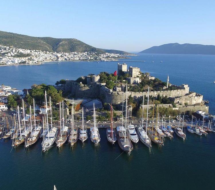 <p>“Bu proje yaklaşık şu ana kadarki kısımları 93 milyon liraya mal oldu. Son kalan kısımları da yıl sonuna kadar tamamlandığı zaman yaklaşık 100 milyon liralık bir restorasyon çalışması oldu ama güzel de oldu. İnşallah tekrar kültürel açısından, kültürel faaliyetler açısından Bodrum'u cazibe noktası haline getirecek, özellikle sahneyi de çok önemsiyoruz. </p>