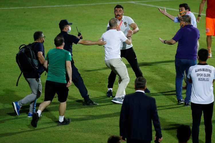 <p>Alanyaspor'un 90+5. dakikada attığı golün ardından yaptığı sevincin Trabzonsporlu yöneticileri sinirlendirdiği ve gerginliğin ondan sonra başladığı kaydedildi.</p>
