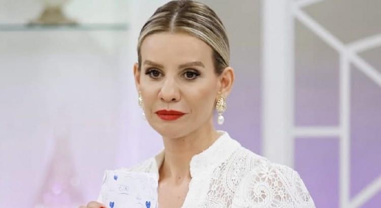 <p><strong>Atv'de yayınlanan Esra Erol'da programı sezona veda etti. Sunucu Esra Erol, programının sezon finalinde duygusal anlar yaşayarak gözyaşları içinde veda konuşması yaptı. </strong></p>
<p><strong>Yeni sezona dek tatil yapacaklarını açıklayan Esra Erol kanal yöneticilerine ve ekibine de ayrıca teşekkür etti.</strong></p>