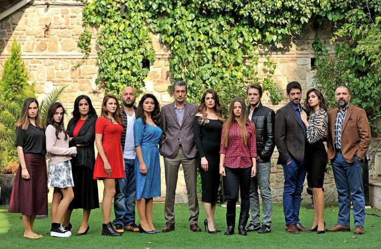 <p>Oyunculuk kariyerine ilk kez Paramparça dizisiyle adım attı. Burada; Ebru Özkan Saban ve Barış Falay'ın öz oğulları, Erkan Petekkaya'nın manevi oğlu Ozan Gürpınar'ı canlandırdı.</p>