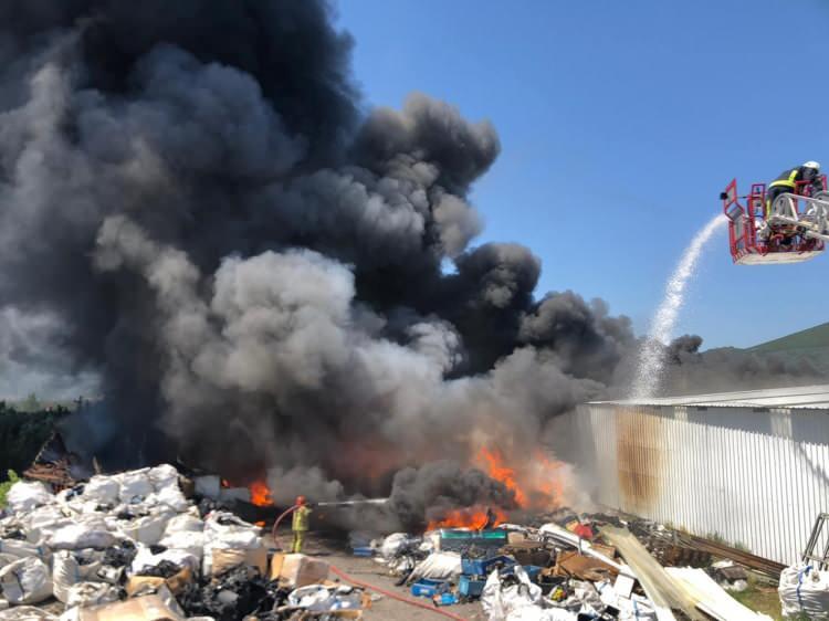 <p>Yangın, saat 11.30 sıralarında Orhangazi’de Fatih Mahallesi'nde bulunan Kenan K.’ya ait plastik geri dönüşüm tesislerinde meydana geldi. İddiaya göre, açık ve kapalı alanı bulunan plastik geri dönüşüm tesislerinde açık alanda kaynak yapıldığı anda kaynaktan çıkan kıvılcımlar plastikleri tutuşturdu. Hızla yayılan ve plastik malzemelere sıçrayan yangın için olay yerine çok sayıda itfaiye ekibi sevk edildi.</p>