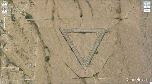 <p>5. Arizona ortasındaki bu büyük üçgen (33.747252, -112.633853) Wittmann, Arizona, ABD</p>