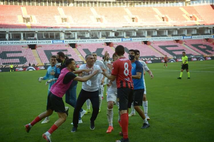 <p>TFF 1. Lig'in 30. haftasında Eskişehirspor, evinde konuk ettiği Altay ile 2-2 berabere kaldı. Bu sonuçla siyah-kırmızılı takım ligin bitimine 4 hafta kala bir alt lige düşmesi kesinleşen ilk ekip olurken, akıllarda maçta yaşanan olaylar kaldı.</p>
