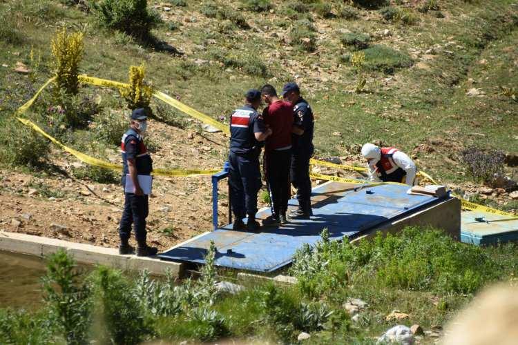 <p>İkili, alacak-verecek meselesi nedeniyle çıkan kavgada, Kızıltaş'ı bıçaklayarak öldürdüklerini, cesedini de dere yatağına attıklarını anlattılar.</p>
<p> </p>